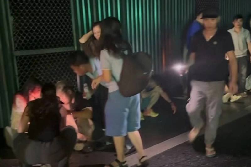 17-1776389755-xe-khach-lat-ngang-tren-cao-toc-noi-bai-lao-cai