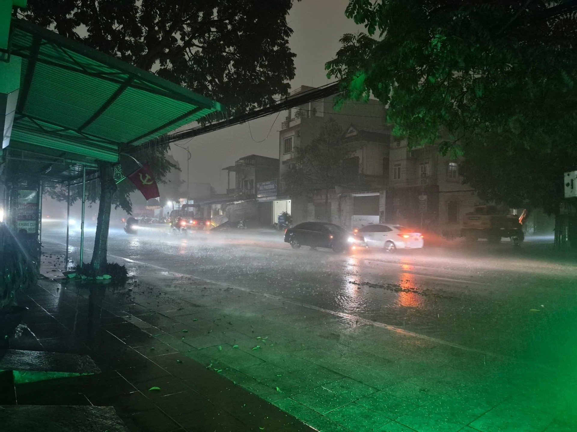 17-1776391211-hien-tuong-la-tai-thai-nguyen-7h-sang-nhung-bau-troi-toi-sam-nguoi-dan-phai-bat-den-pha-khi-ra-duong