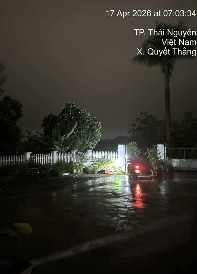 17-1776391211-hien-tuong-la-tai-thai-nguyen-7h-sang-nhung-bau-troi-toi-sam-nguoi-dan-phai-bat-den-pha-khi-ra-duong