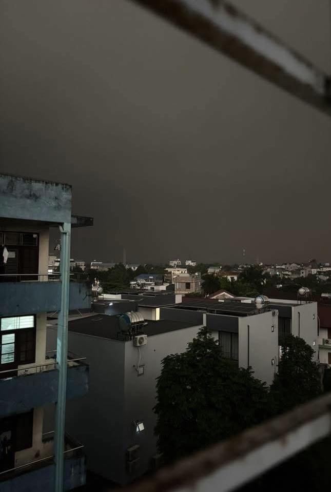 17-1776391211-hien-tuong-la-tai-thai-nguyen-7h-sang-nhung-bau-troi-toi-sam-nguoi-dan-phai-bat-den-pha-khi-ra-duong