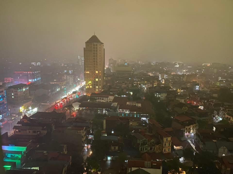 17-1776391211-hien-tuong-la-tai-thai-nguyen-7h-sang-nhung-bau-troi-toi-sam-nguoi-dan-phai-bat-den-pha-khi-ra-duong