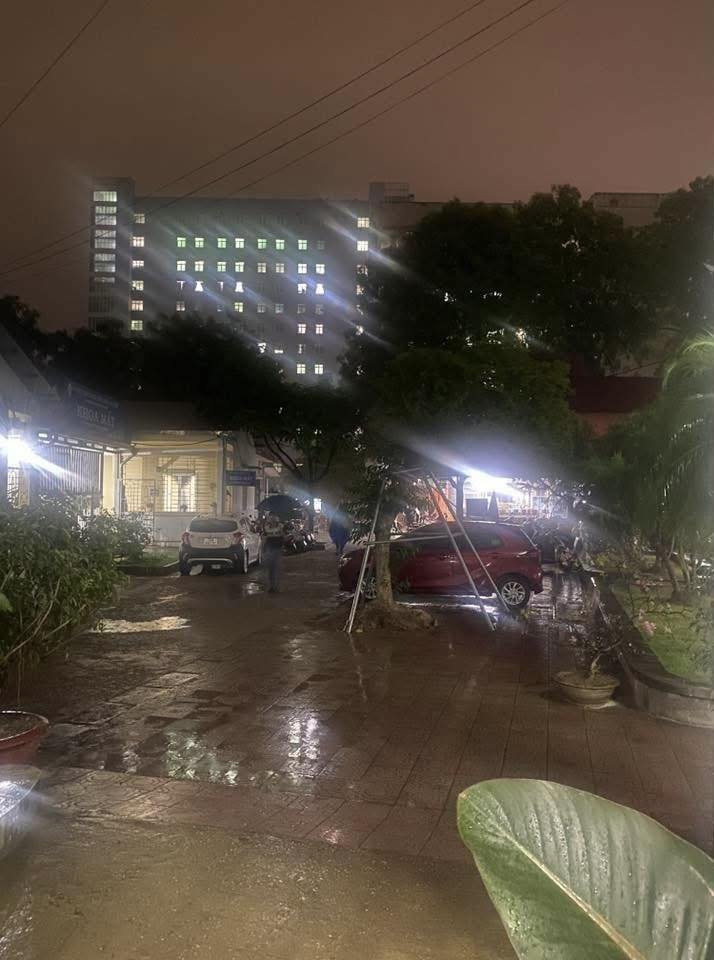 17-1776391211-hien-tuong-la-tai-thai-nguyen-7h-sang-nhung-bau-troi-toi-sam-nguoi-dan-phai-bat-den-pha-khi-ra-duong