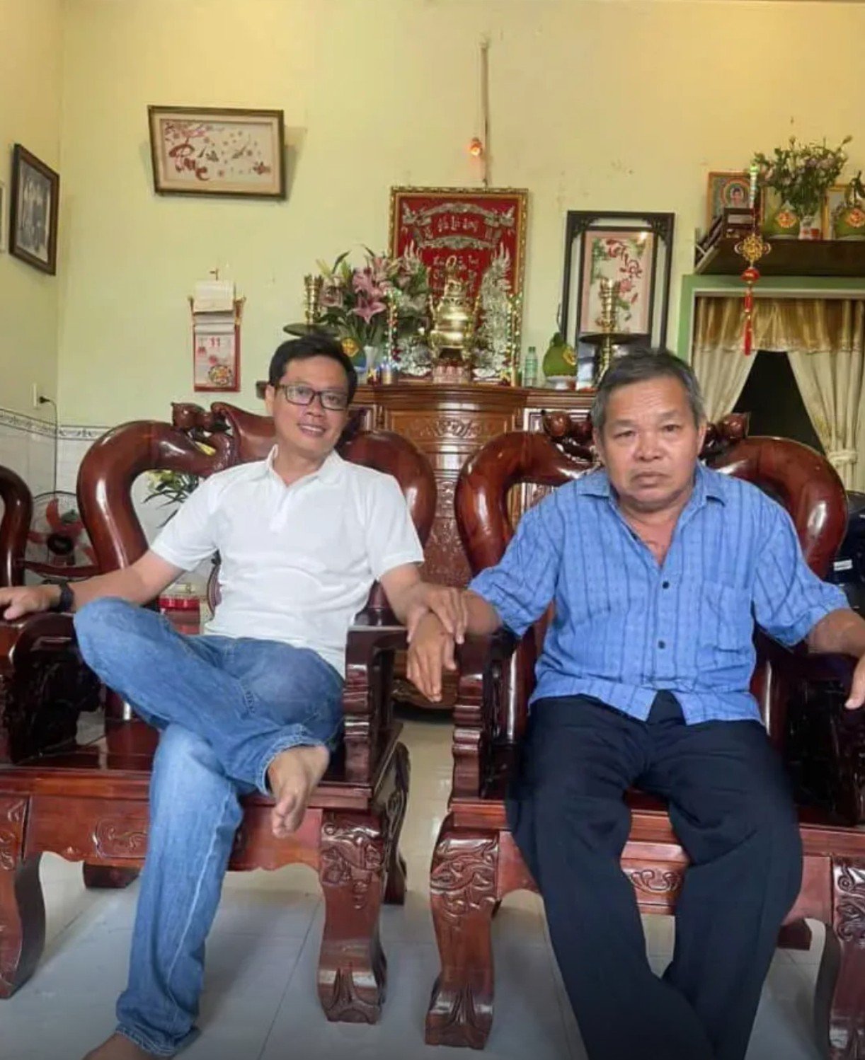 17-1776391835-bo-vo-bat-khoc-om-chat-con-re-tren-giuong-benh-cau-chuyen-phia-sau-khien-nhieu-nguoi-nghen-long