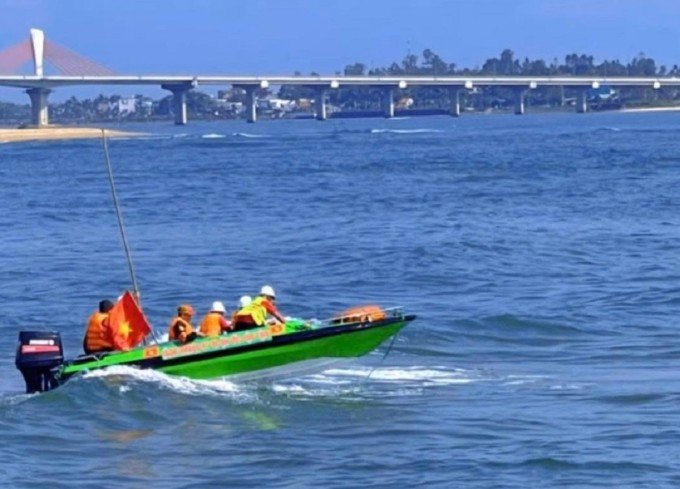 Đội cứu hộ đưa cano đi tìm từ cầu Thạch Bích đến cuối sông Trà Khúc. Ảnh: Hoàng Quyết