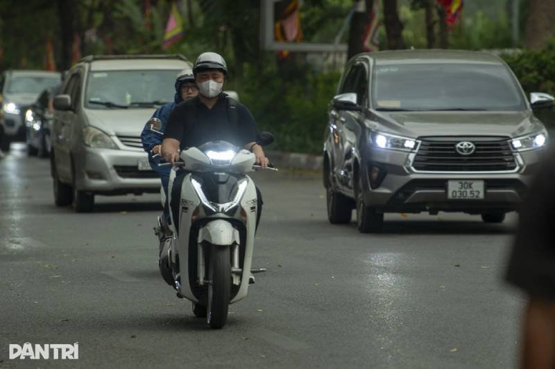 17-1776392860-9h-sang-bau-troi-ha-noi-van-toi-sam-mua-lon-bao-trum-nhieu-khu-vuc