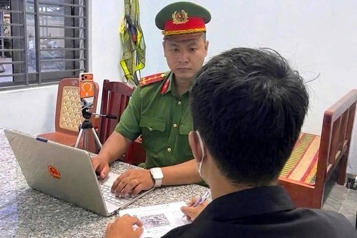 17-1776394492-ket-dang-cho-thanh-nien-dang-anh-xe-do-thach-thuc-cong-an-do-anh-bat-duoc-em