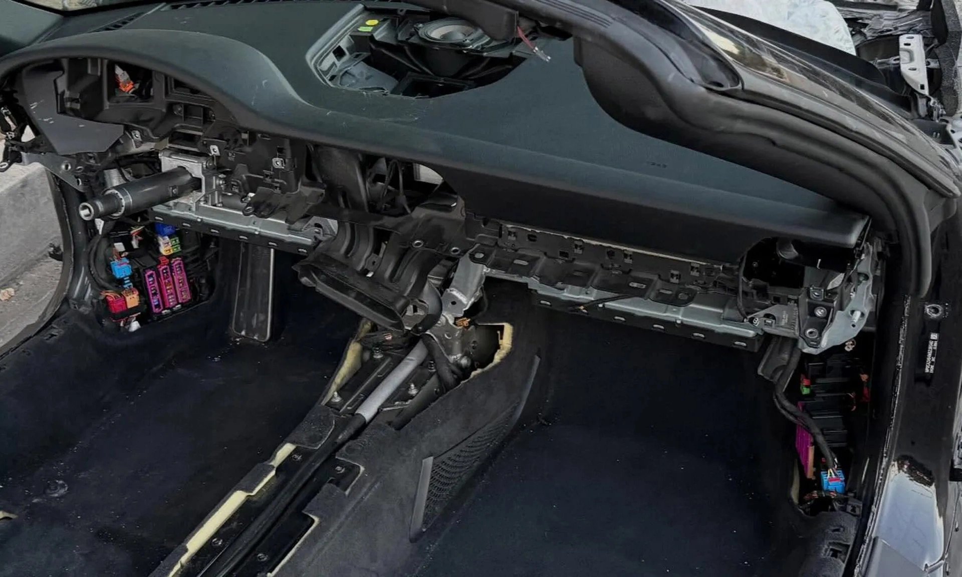 17-1776395360-porsche-911-bi-rut-ruot-giua-pho-chi-con-tro-khung-gay-soc