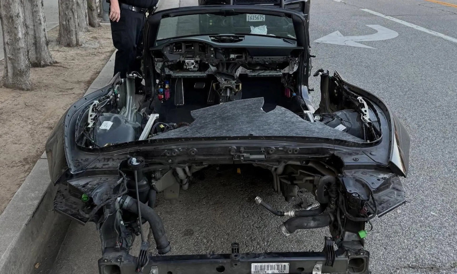 17-1776395360-porsche-911-bi-rut-ruot-giua-pho-chi-con-tro-khung-gay-soc