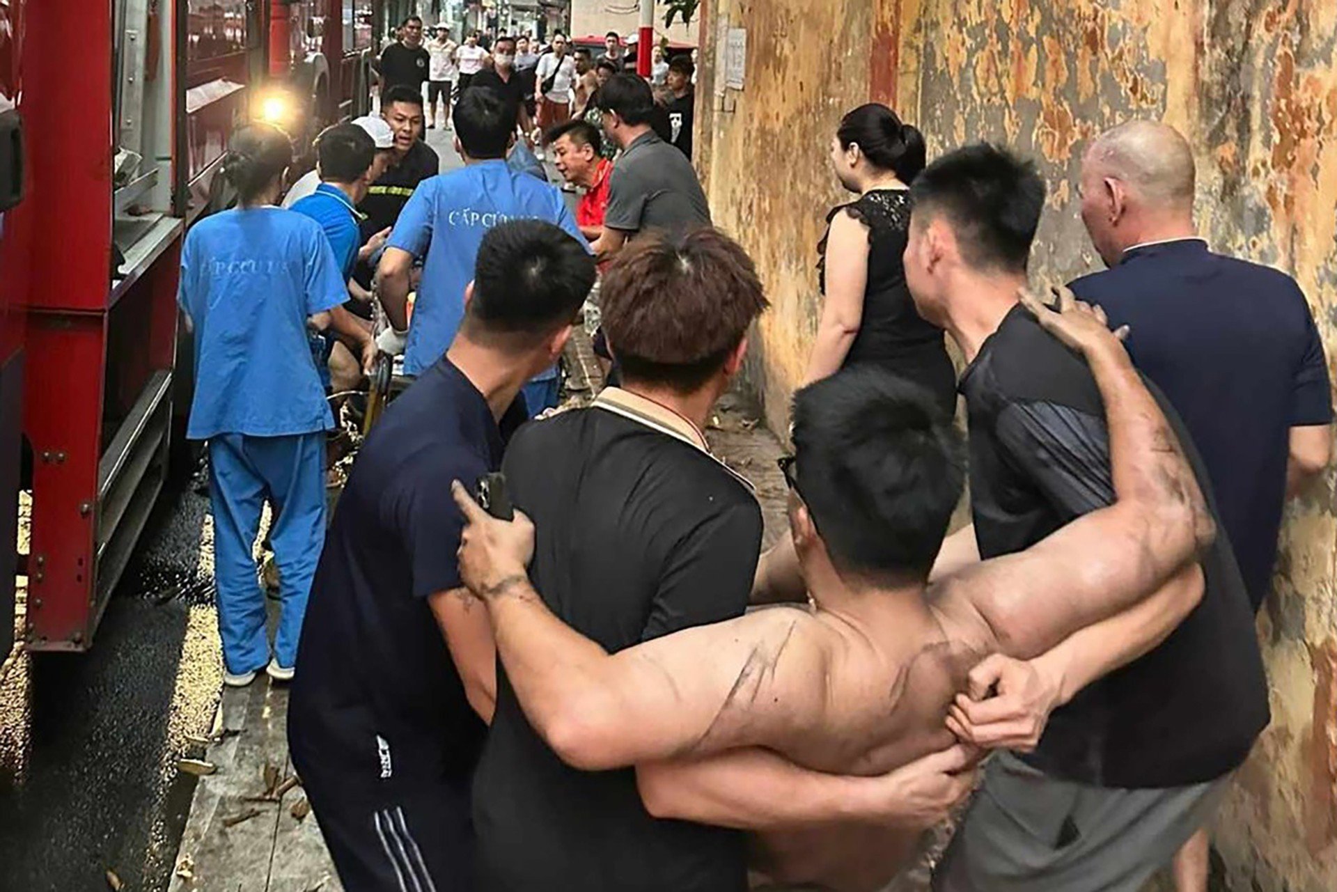 17-1776396717-ha-noi-chay-nha-trong-ngo-sau-o-ba-dinh-luc-luong-pccc-kip-thoi-giai-cuu-nguoi-mac-ket