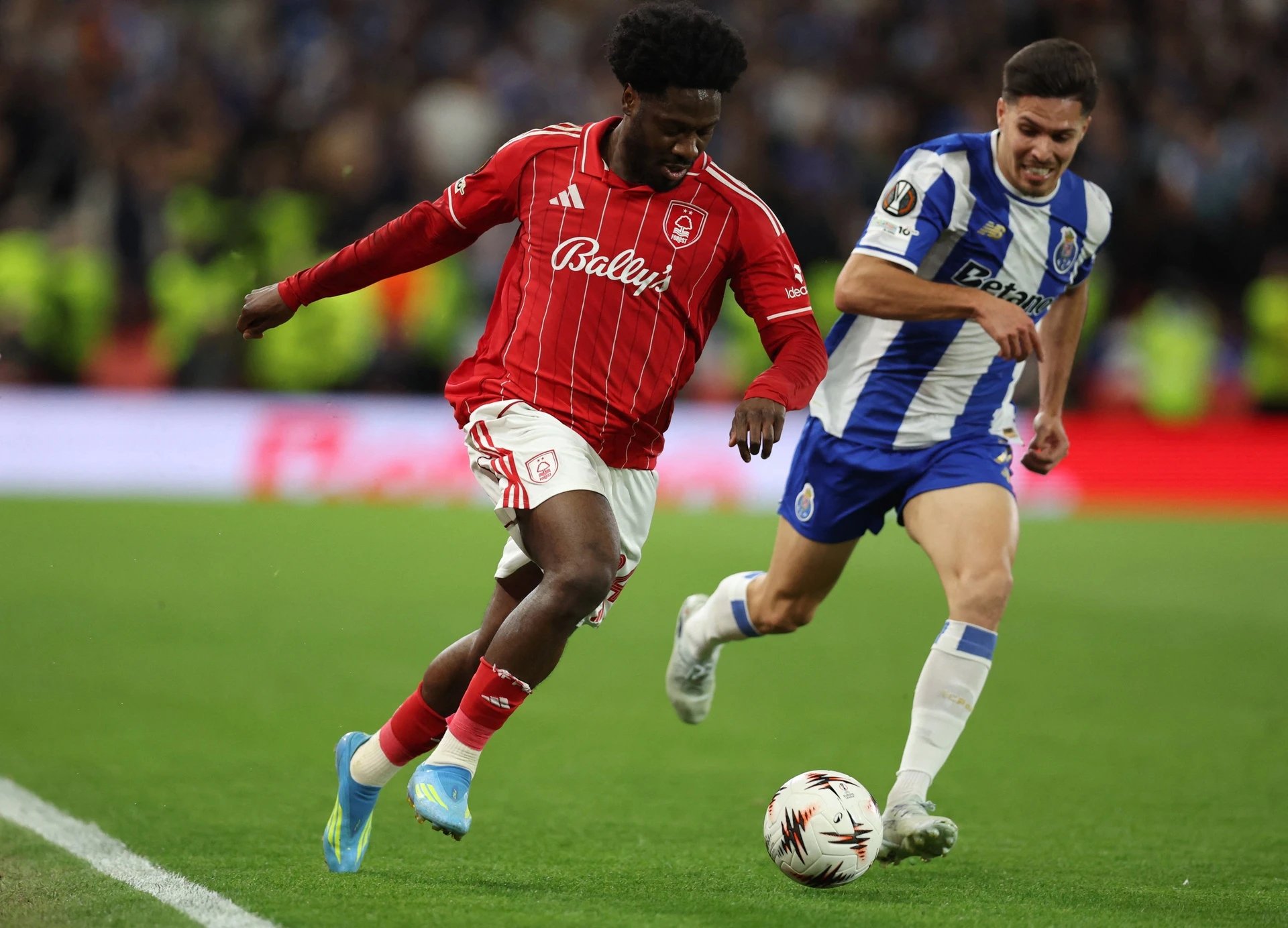 17-1776408616-nottingham-forest-va-nghich-canh-chua-tung-co-bay-cao-o-chau-au-chat-vat-tru-hang-trong-nuoc