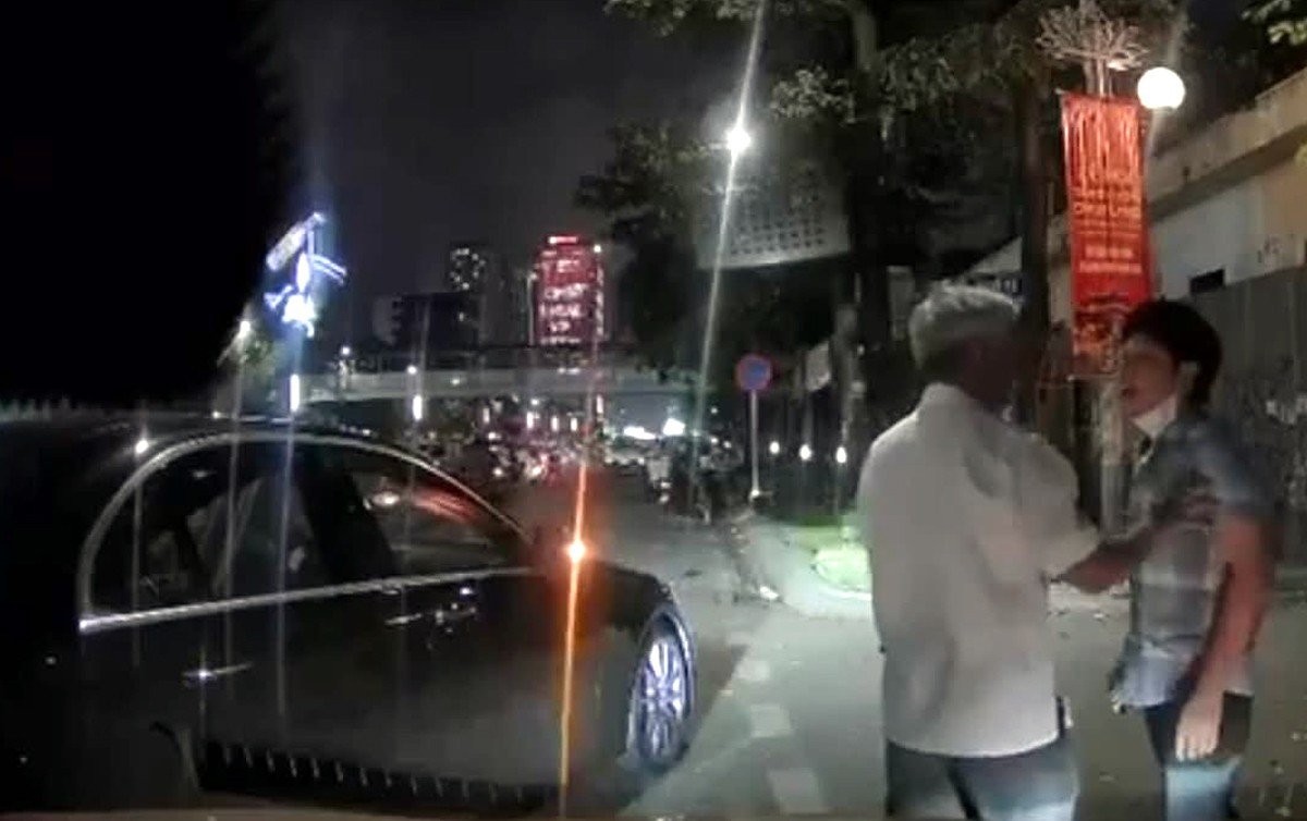 17-1776416204-ha-noi-cong-an-xac-minh-vu-tai-xe-mercedes-tat-dau-hanh-hung-nguoi-ngay-giua-pho