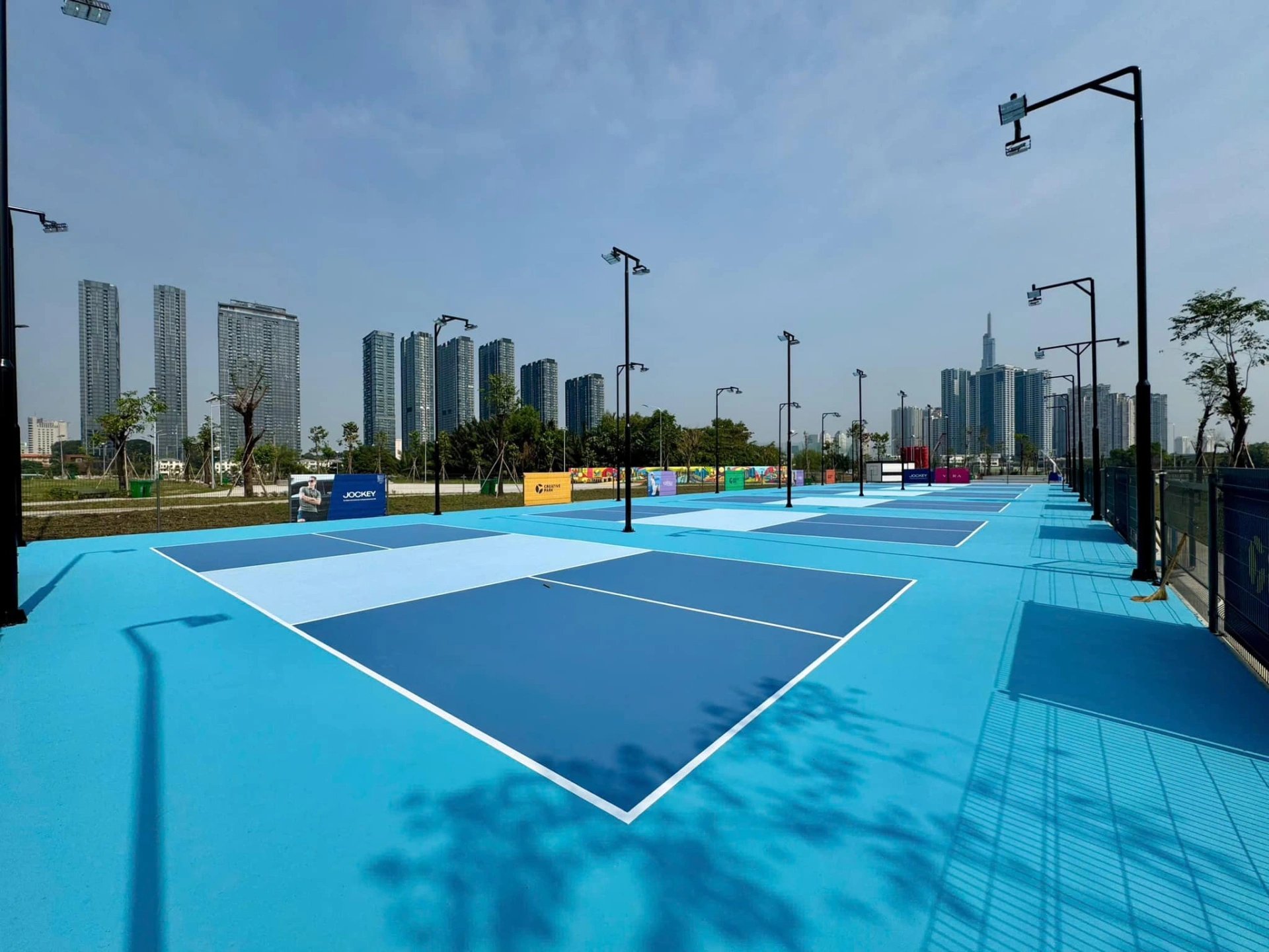 17-1776437829-tu-ong-trum-sieu-xe-den-cu-bat-tay-voi-pickleball-he-lo-de-che-the-thao-cua-thieu-gia-phan-thanh