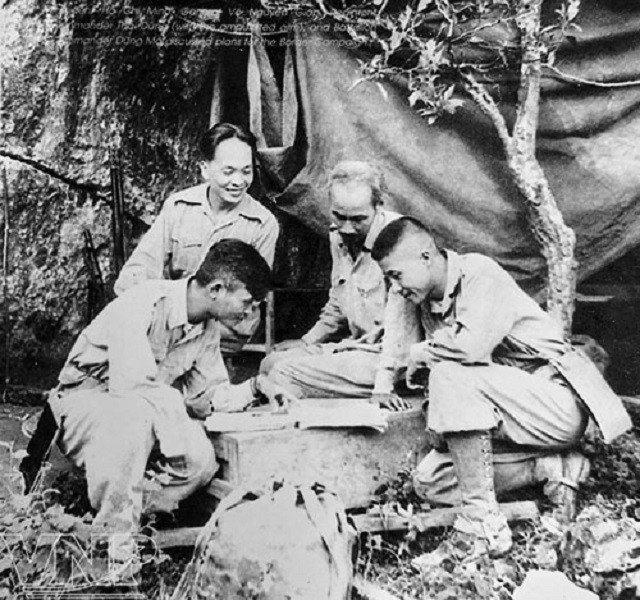 18-1776468985-vi-tuong-duy-nhat-cua-quan-doi-nhan-dan-viet-nam-duoc-chao-dieu-lenh-bang-tay-trai