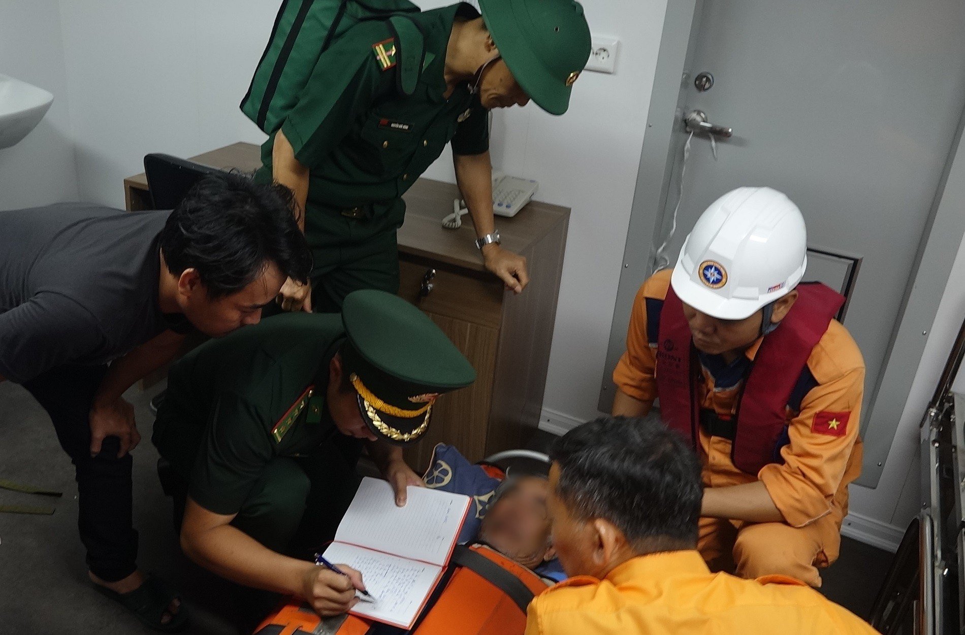 18-1776477265-xuyen-dem-dua-ngu-dan-dot-quy-hon-me-tu-vung-bien-hoang-sa-vao-bo-cap-cuu