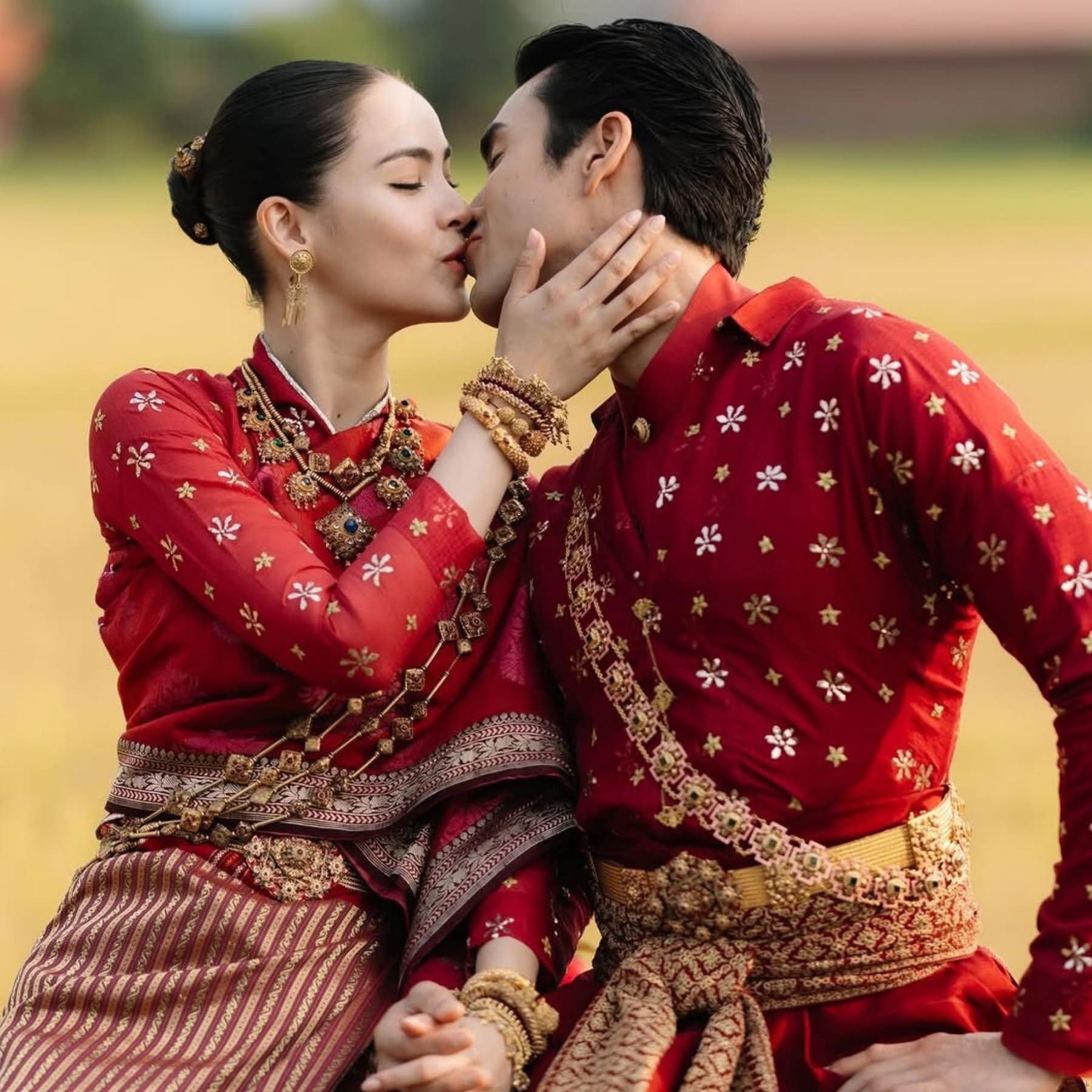 18-1776479682-dam-cuoi-sao-thai-lan-la-nhat-lich-su-chu-re-lai-xe-cong-nong-dua-co-dau-ve-dinh