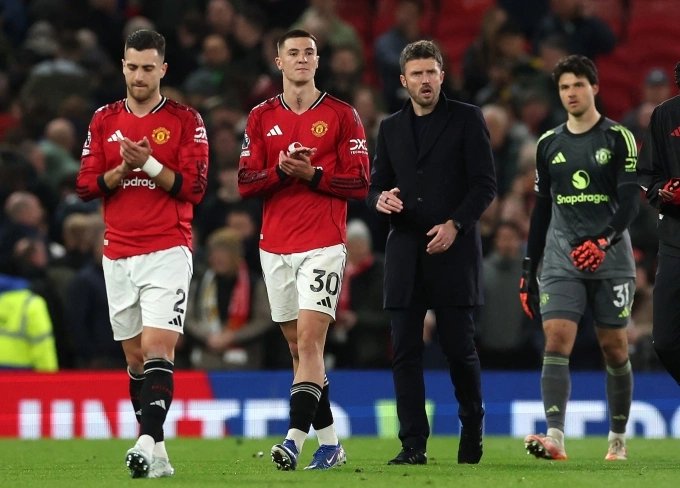 18-1776495082-man-utd-va-nga-ba-duong-chon-nguoi-nha-carrick-hay-mao-hiem-voi-mot-sieu-hlv