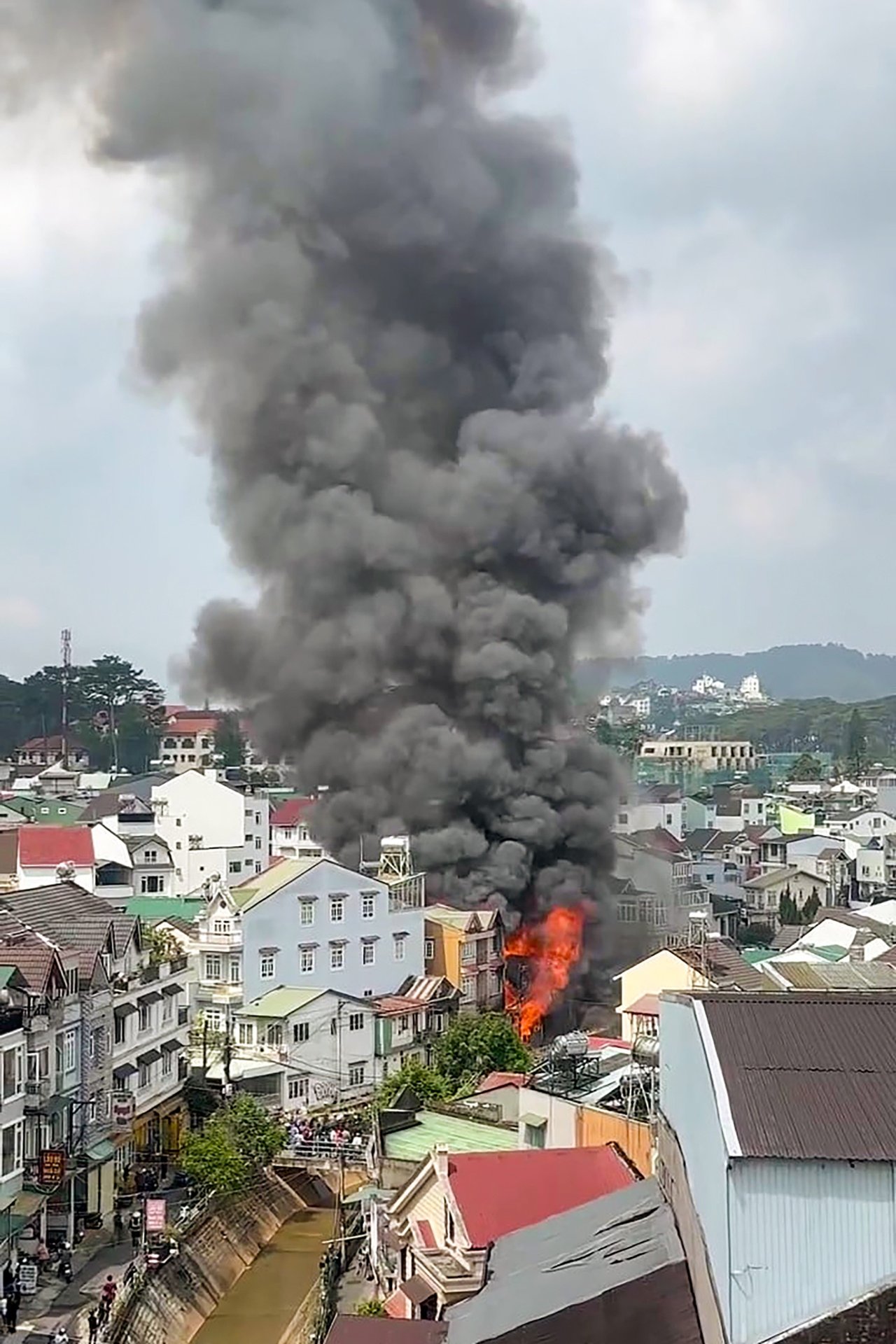 19-1776585835-khoi-lua-boc-cao-hang-chuc-met-bao-trum-ngoi-nha-o-da-lat