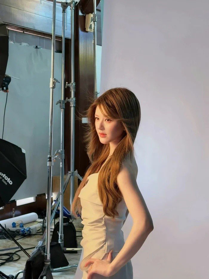 20-1776648550-trieu-lo-tu-gay-bao-voi-nhan-sac-keo-ngot-khang-dinh-dang-cap-nang-tho-the-he-moi