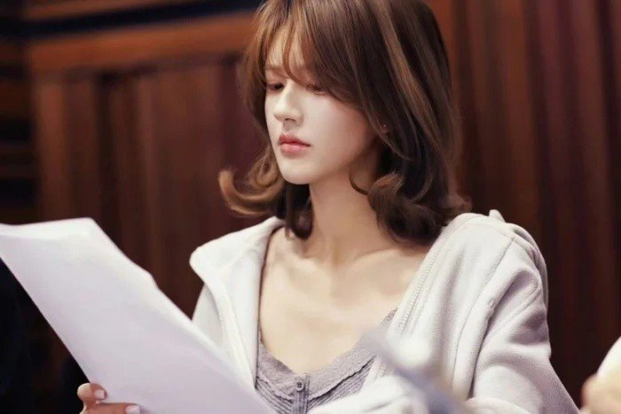 20-1776648550-trieu-lo-tu-gay-bao-voi-nhan-sac-keo-ngot-khang-dinh-dang-cap-nang-tho-the-he-moi