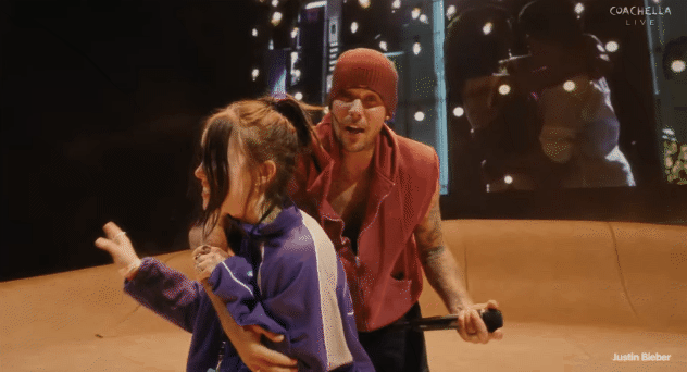 20-1776653954-justin-bieber-om-hat-cung-billie-eilish-tren-san-khau-coachella
