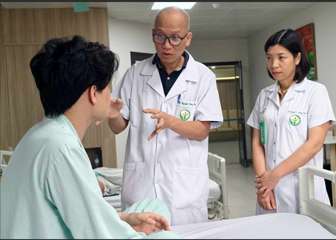 Cứu nam thanh niên 25 tuổi bị 2 chiếc đũa đâm vào hai mắt cùng lúc