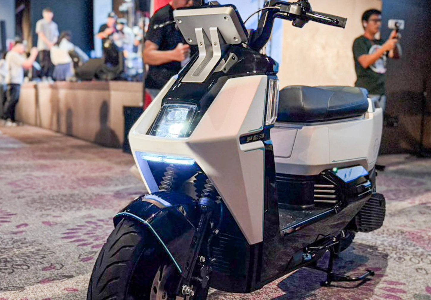 20-1776657351-xe-tay-ga-hybrid-lan-gio-moi-hoa-giai-noi-lo-ton-xang-va-ha-tang-xe-dien