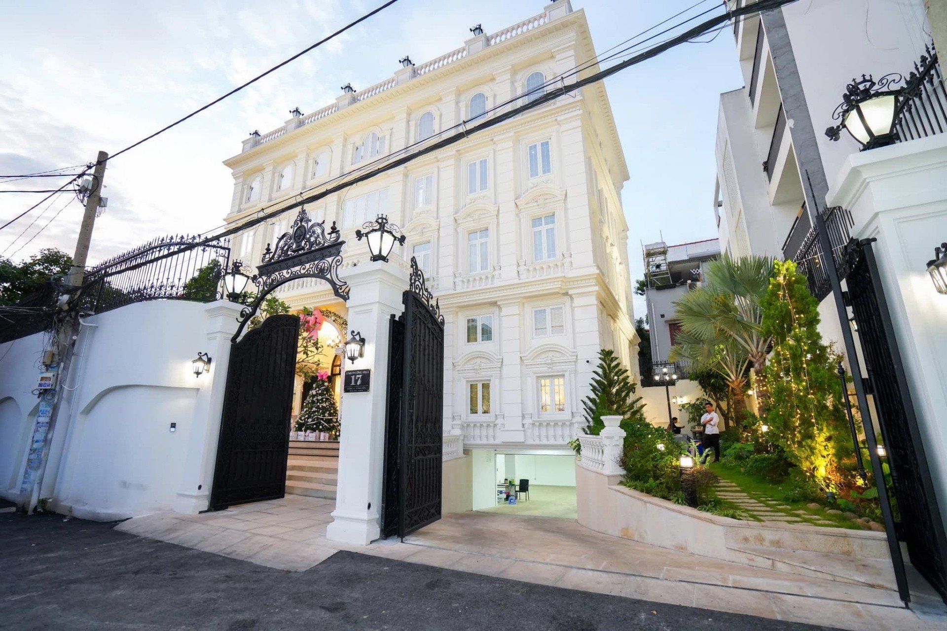 20-1776659633-nsut-vu-luan-va-cuoc-song-vien-man-ben-vo-dai-gia-trong-biet-thu-200-ty