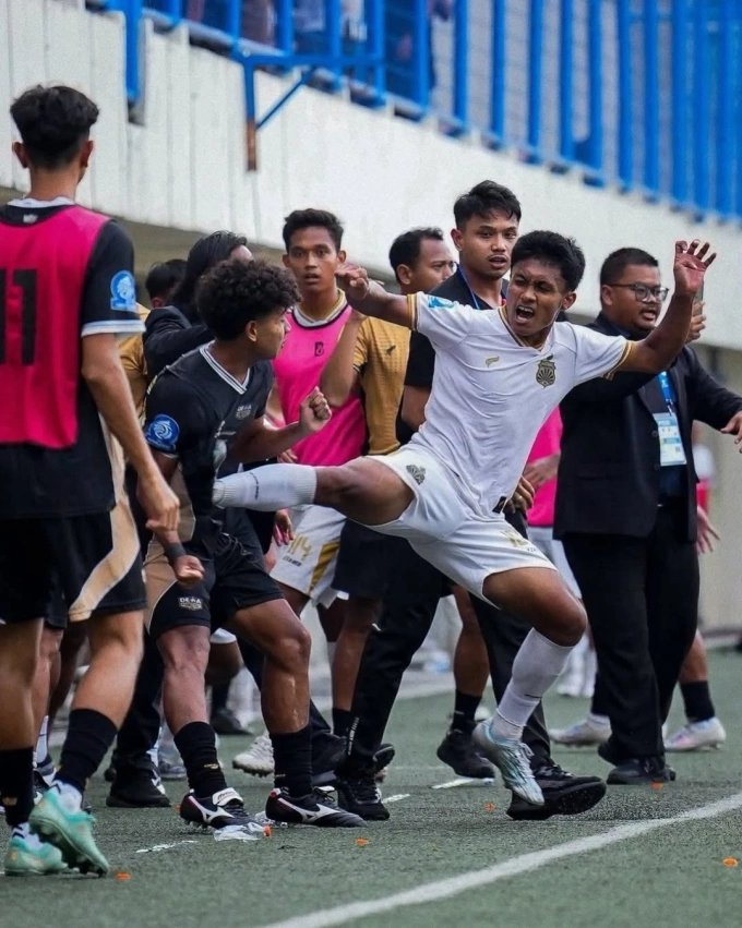 20-1776669024-bong-da-tre-indonesia-chan-dong-vi-cu-da-kungfu-cua-ngoi-sao-u20