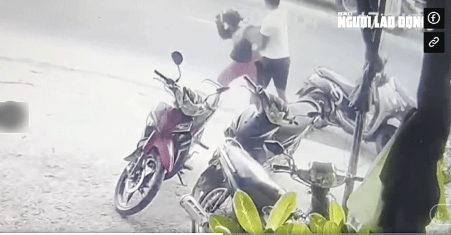 20-1776669901-camera-canh-nguoi-dan-ong-bat-ngo-ap-sat-xe-lao-vao-hanh-hung-nguoi-phu-nu-khong-quen-biet-giua-pho