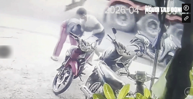 20-1776669901-camera-canh-nguoi-dan-ong-bat-ngo-ap-sat-xe-lao-vao-hanh-hung-nguoi-phu-nu-khong-quen-biet-giua-pho