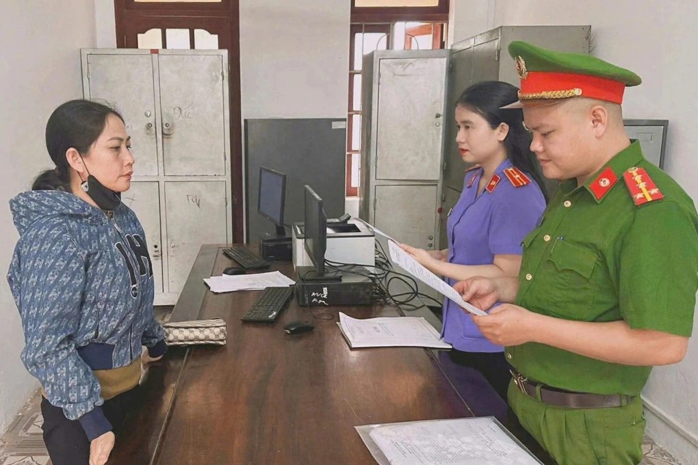 21-1776727700-hai-me-con-lua-muon-4-xe-may-cua-hang-xom-mang-di-cam-co-de-tra-no