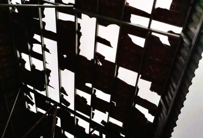 21-1776728310-khoang-4000-ngoi-nha-tai-thanh-hoa-hu-hai-sau-tran-mua-da-dong-loc-du-doi