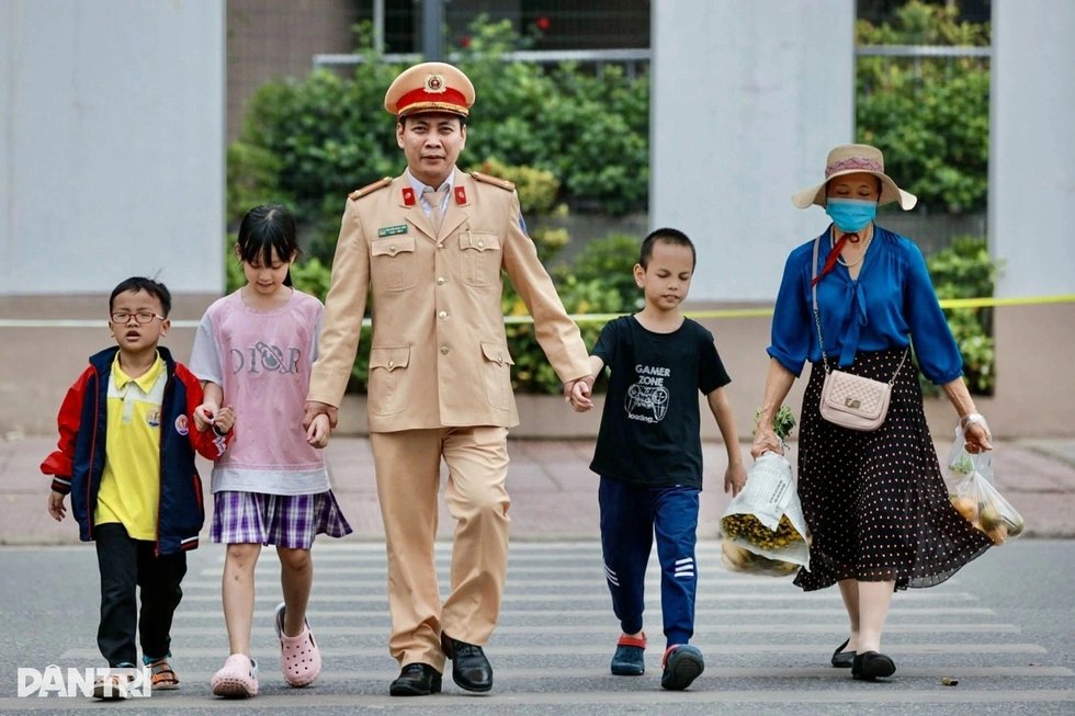 21-1776735429-chuyen-doi-thuong-thu-vi-cua-vi-trung-ta-csgt-noi-tieng-bat-dac-di-ben-xe-nuoc-mia