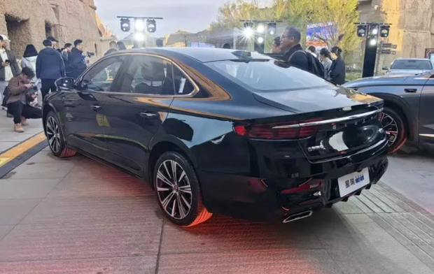 21-1776735307-sedan-hybrid-chung-mam-voi-toyota-camry-nhung-gia-chi-410-trieu-dong-tieu-thu-chua-toi-4l100-km