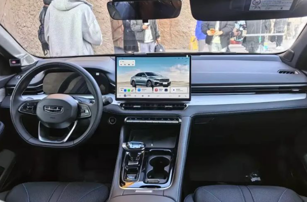 21-1776735307-sedan-hybrid-chung-mam-voi-toyota-camry-nhung-gia-chi-410-trieu-dong-tieu-thu-chua-toi-4l100-km