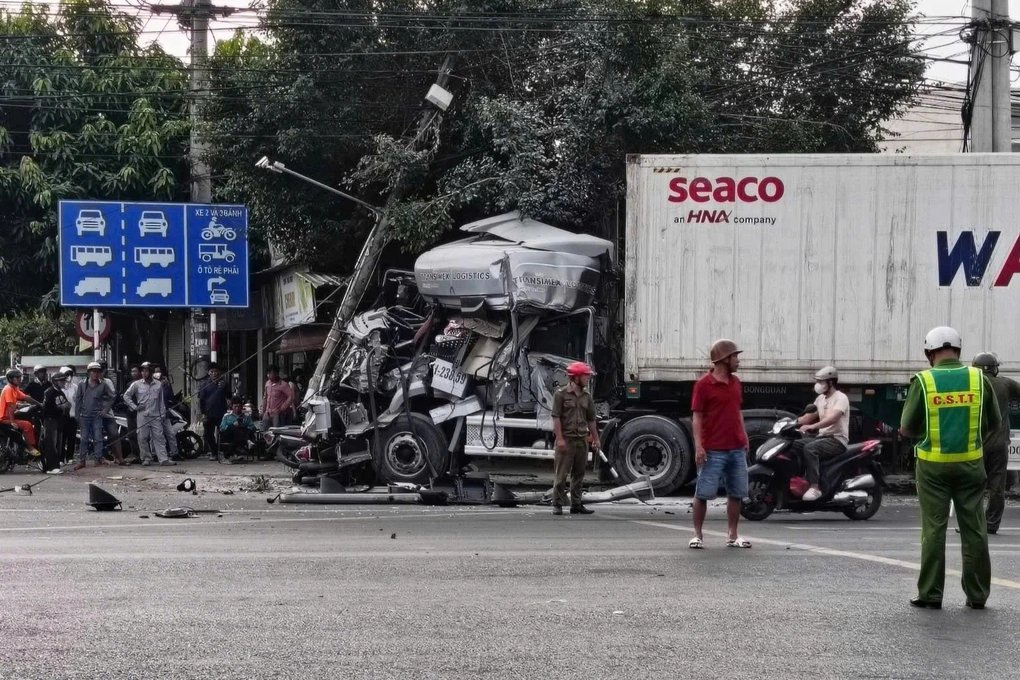 21-1776745771-container-tong-4-xe-may-truoc-khi-lao-vao-cot-dien