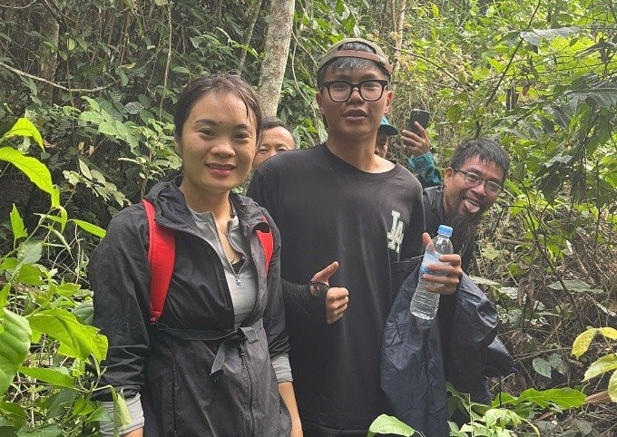 21-1776755093-37-gio-lac-rung-truc-tam-dao-nam-sinh-ke-luc-kiet-suc-ngoi-ben-suoi-cho-duoc-cuu