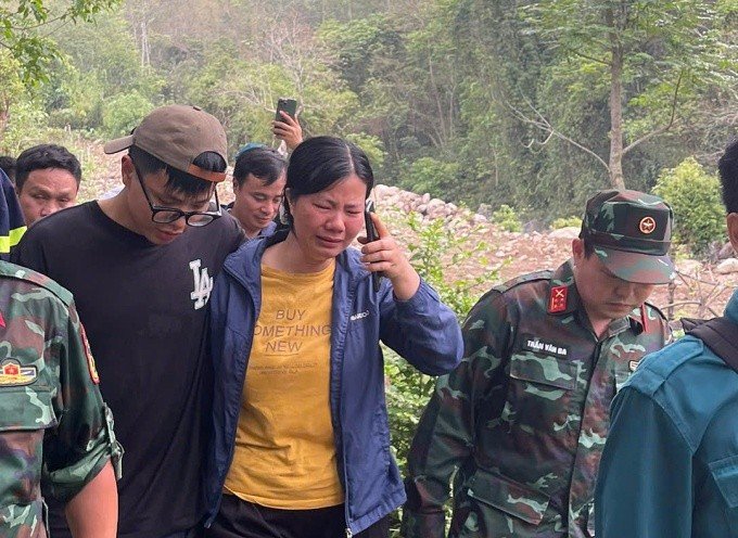 21-1776755093-37-gio-lac-rung-truc-tam-dao-nam-sinh-ke-luc-kiet-suc-ngoi-ben-suoi-cho-duoc-cuu