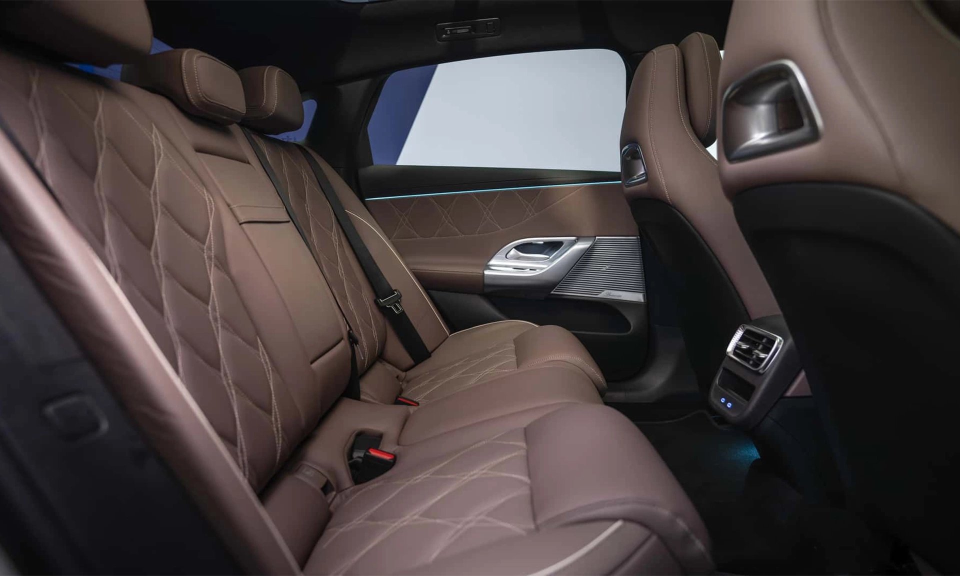 21-1776757669-sieu-pham-mercedes-c-class-electric-trinh-lang-mau-sedan-the-thao-ngap-tran-cong-nghe