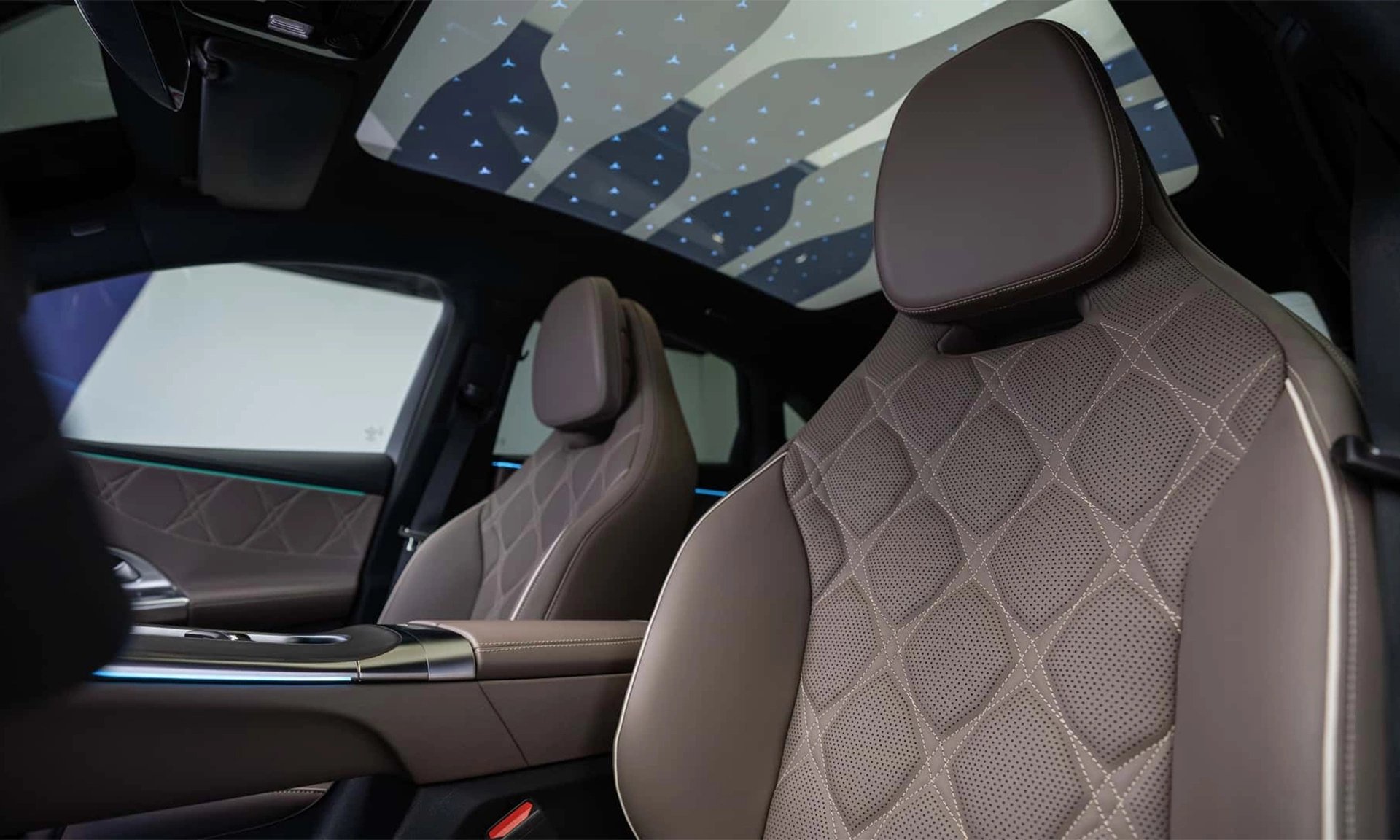 21-1776757669-sieu-pham-mercedes-c-class-electric-trinh-lang-mau-sedan-the-thao-ngap-tran-cong-nghe