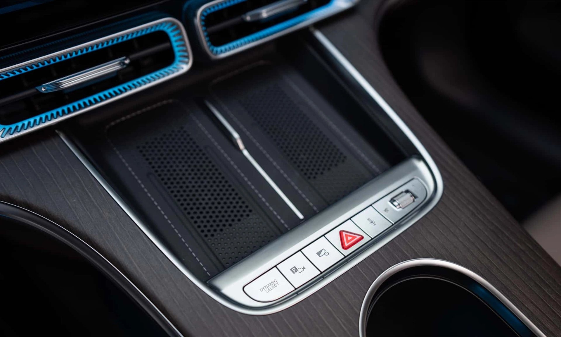 21-1776757669-sieu-pham-mercedes-c-class-electric-trinh-lang-mau-sedan-the-thao-ngap-tran-cong-nghe