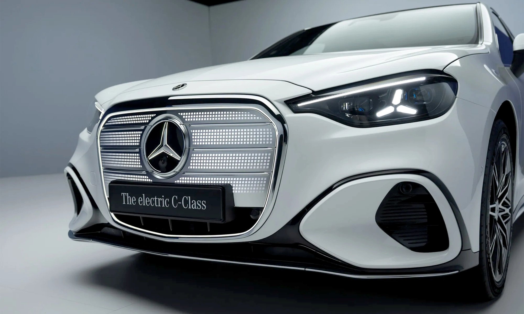 21-1776757669-sieu-pham-mercedes-c-class-electric-trinh-lang-mau-sedan-the-thao-ngap-tran-cong-nghe