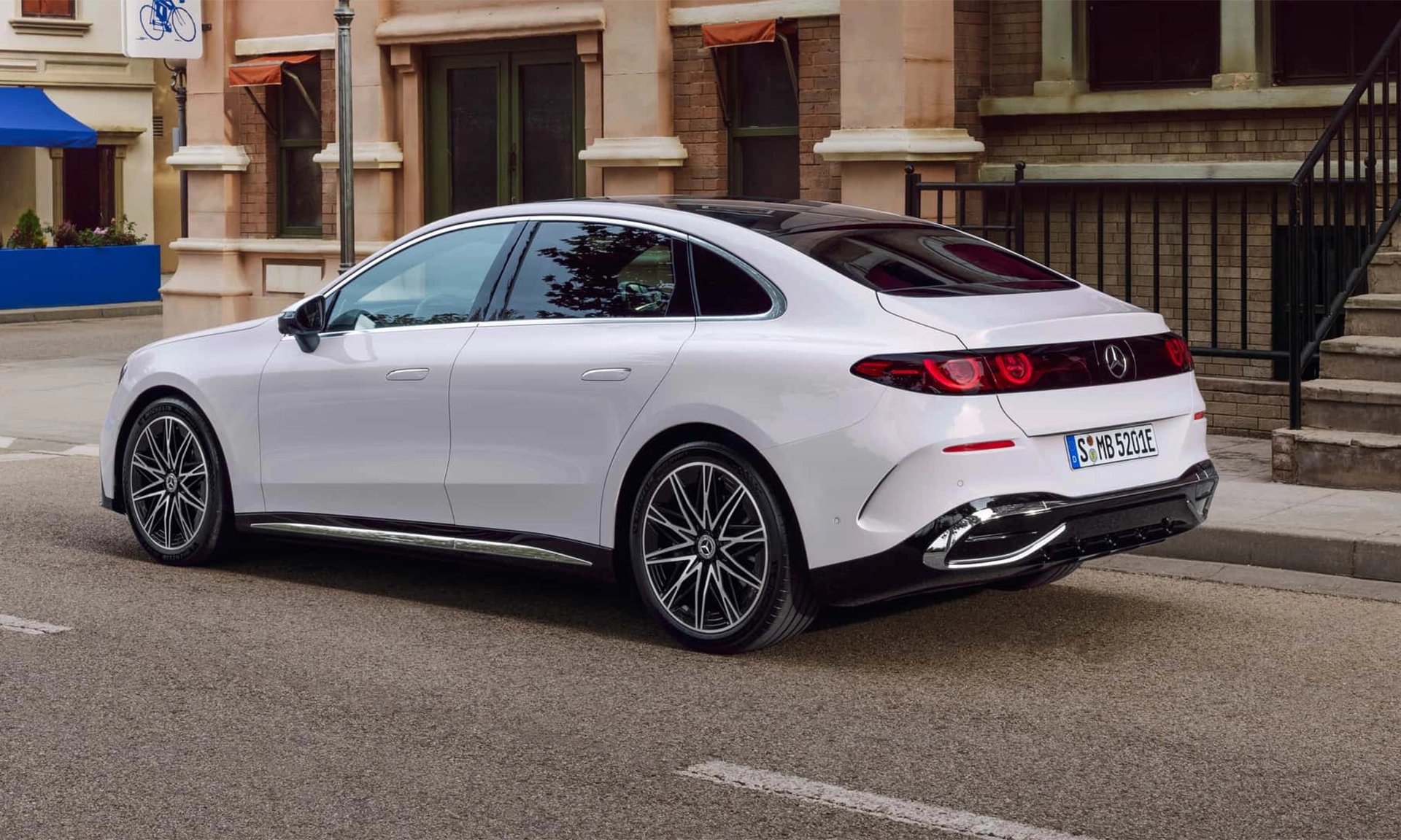 21-1776757669-sieu-pham-mercedes-c-class-electric-trinh-lang-mau-sedan-the-thao-ngap-tran-cong-nghe