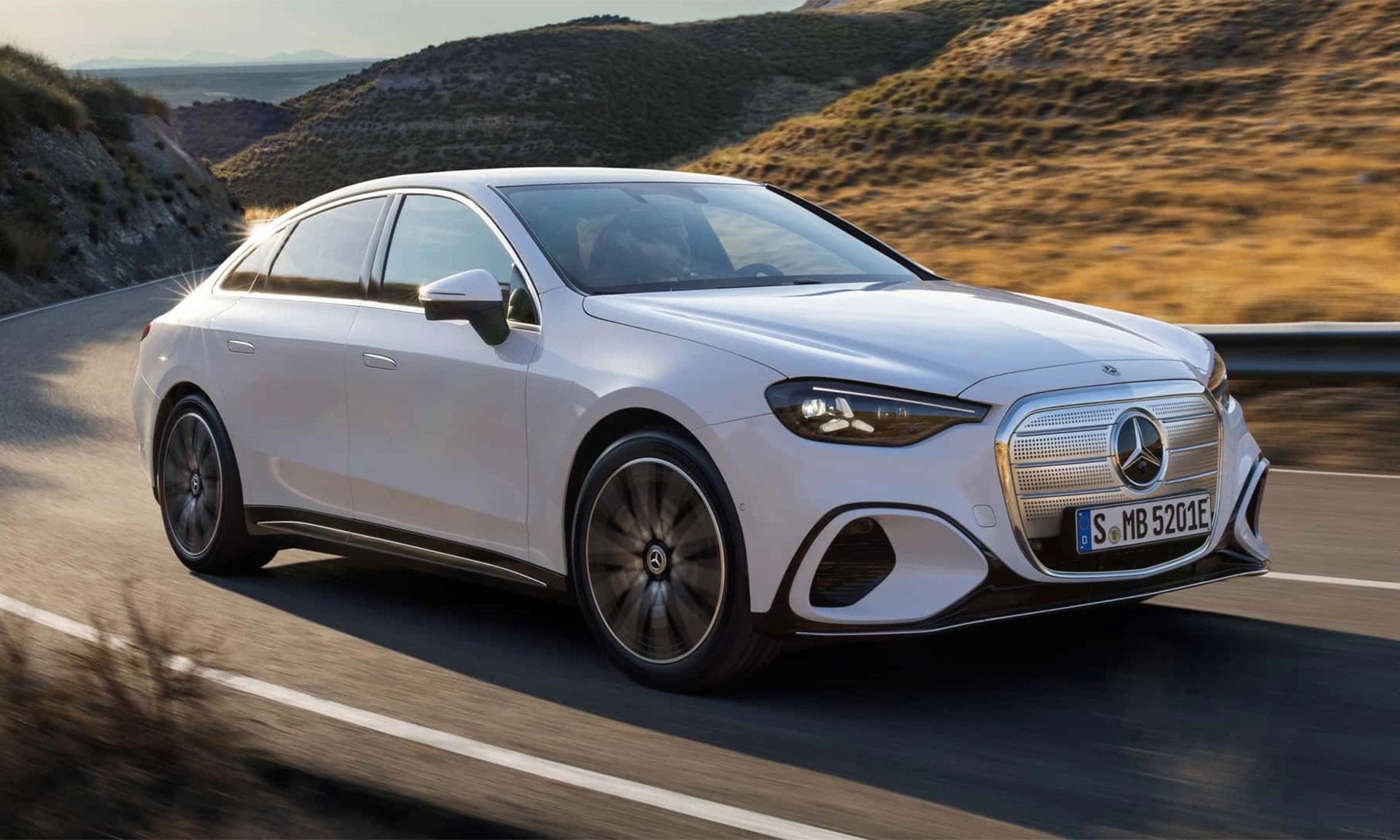 21-1776757669-sieu-pham-mercedes-c-class-electric-trinh-lang-mau-sedan-the-thao-ngap-tran-cong-nghe