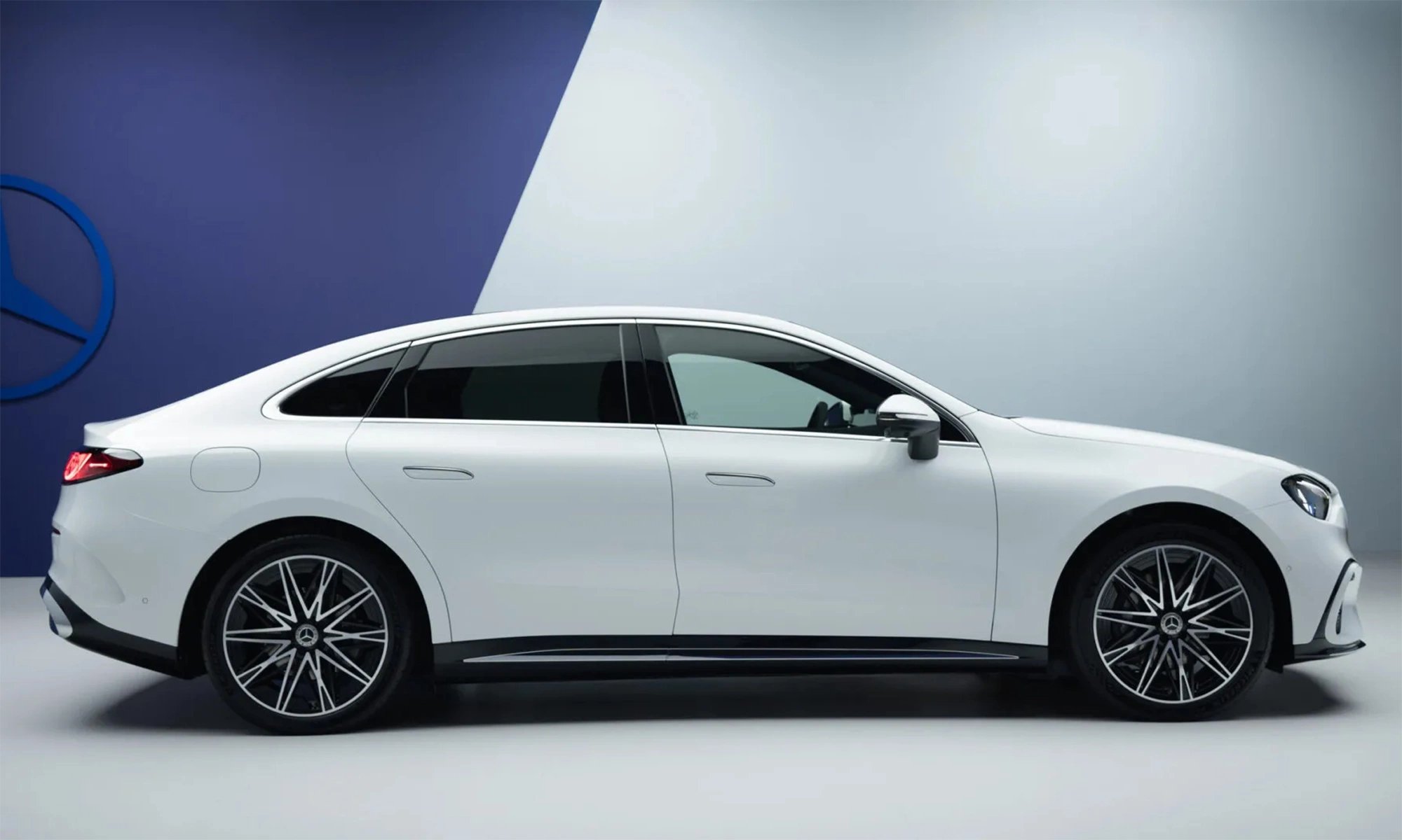 21-1776757669-sieu-pham-mercedes-c-class-electric-trinh-lang-mau-sedan-the-thao-ngap-tran-cong-nghe