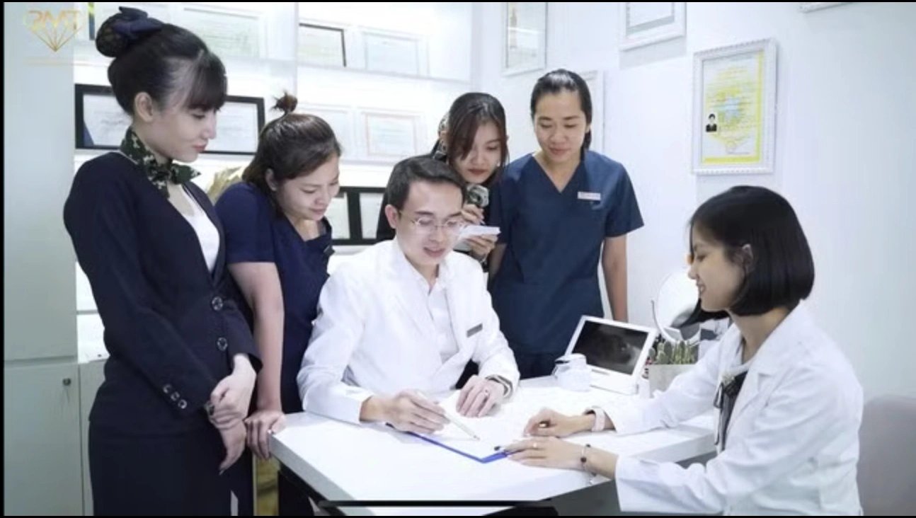 22-1776817639-chan-dung-vi-bac-si-tham-my-noi-tieng-dung-sau-don-to-cao-ca-si-trung-quan-hanh-hung-vo