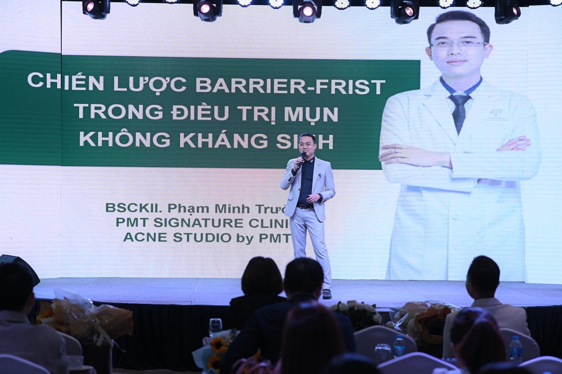 22-1776817639-chan-dung-vi-bac-si-tham-my-noi-tieng-dung-sau-don-to-cao-ca-si-trung-quan-hanh-hung-vo