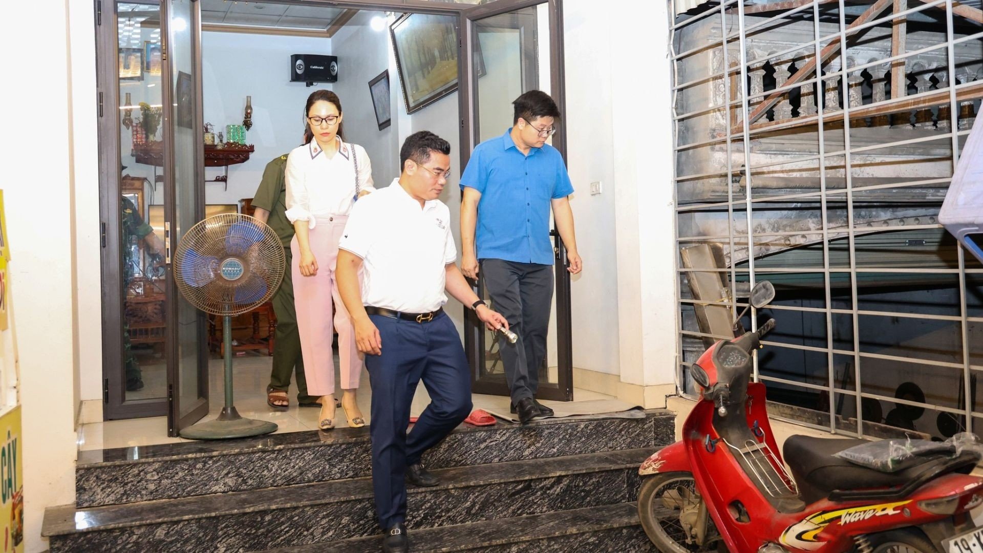 22-1776820731-dat-sut-sau-nha-nut-toac-11-ho-dan-phai-di-doi-khan-cap-trong-dem