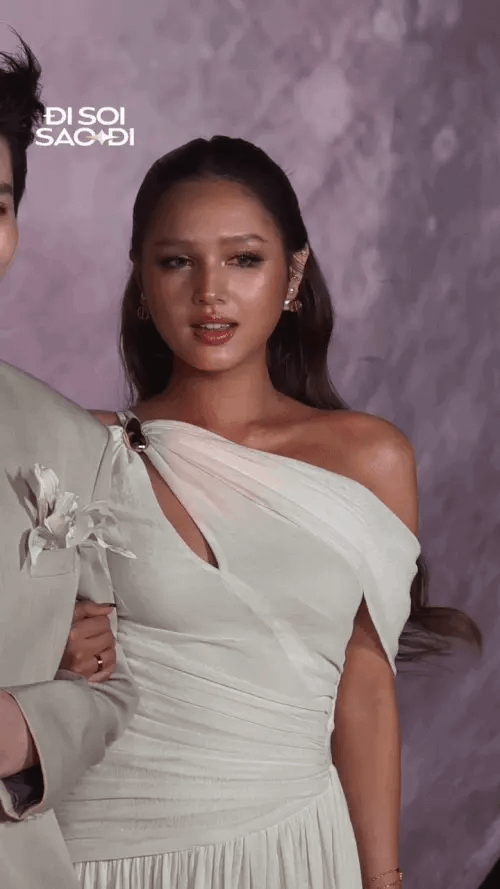 22-1776821577-xoai-non-gay-sot-voi-dien-mao-da-nau-dep-bat-chap-camera-thuong-vuong-nghi-van-co-tin-vui