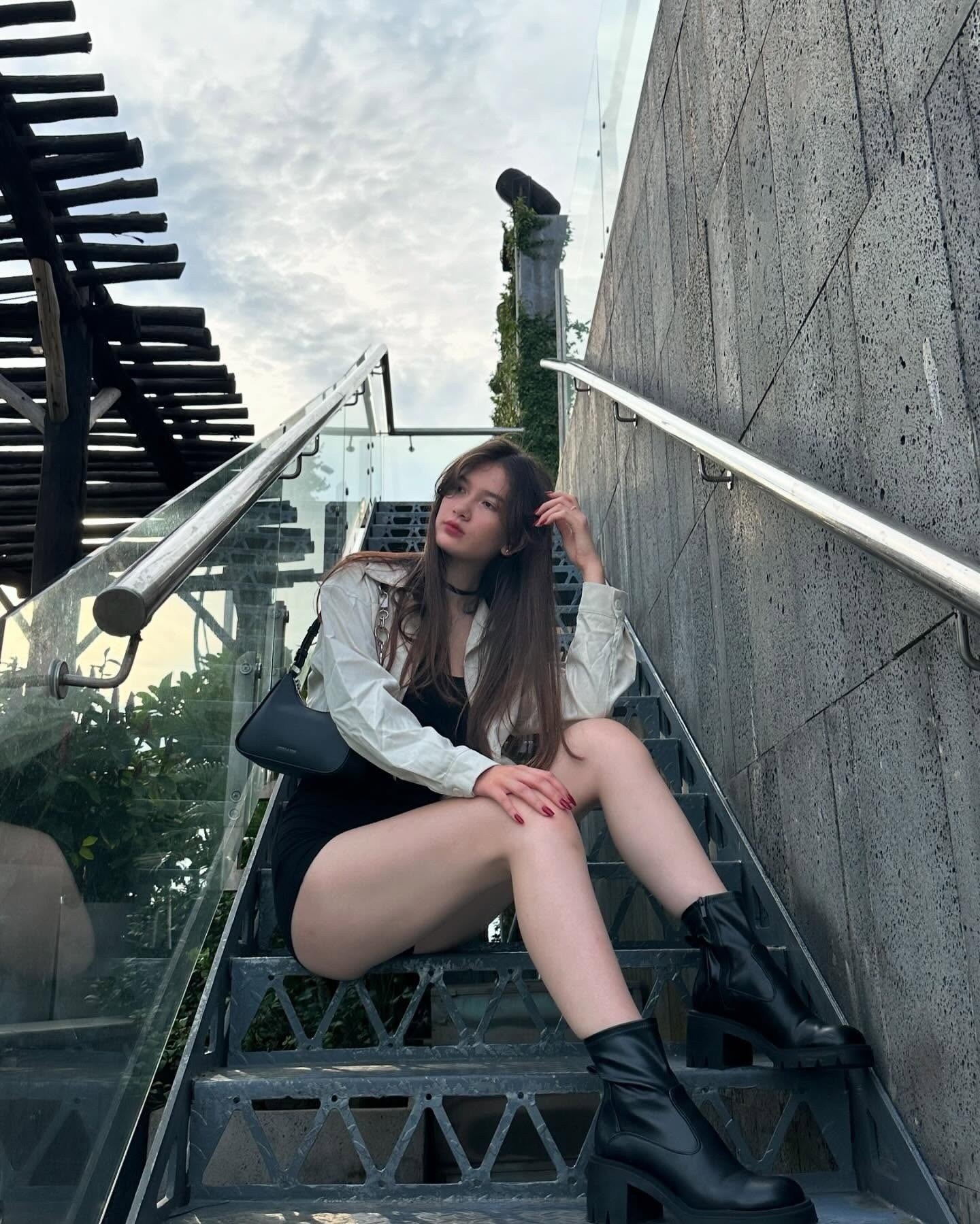 22-1776832164-em-gai-thu-mon-dang-van-lam-gay-bao-khi-chinh-thuc-lan-san-lang-mau-o-tuoi-19